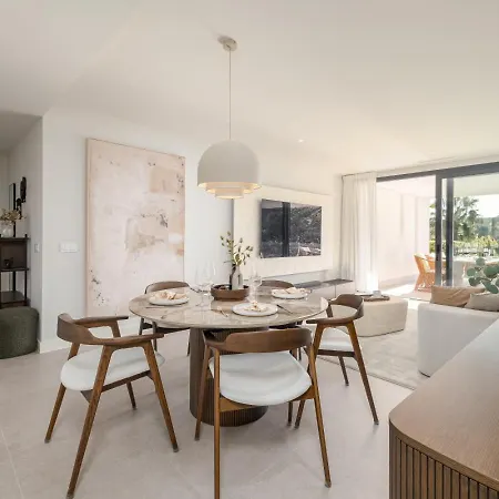Luxury With A Private Garden Apartment *