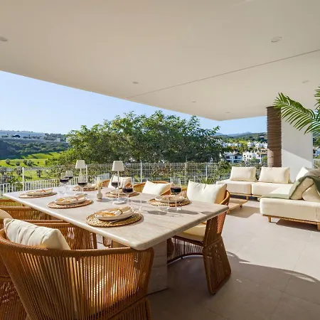 Luxury With A Private Garden Apartment *