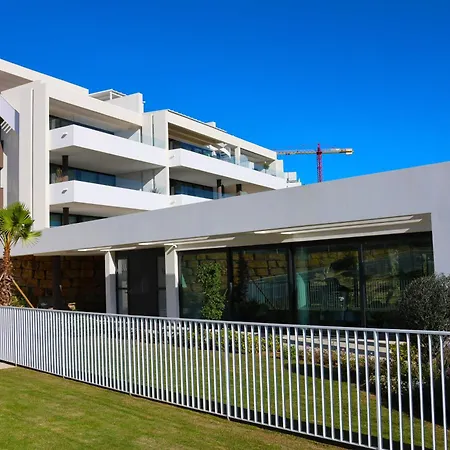 Luxury With A Private Garden Apartment *